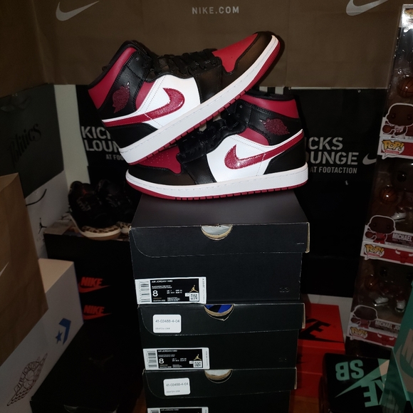 jordan 1 mid noble red outfit